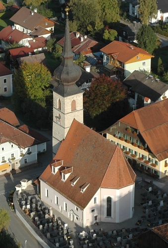 Blick von oben auf die Pfarrkirche