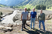 Bgm. Peter Loitfellner (Rauris) mit den Experten Martin Zopp und Michael Bungart vom Land Salzburg auf dem Damm für das Rückhaltebecken, das Rauris vor einer Katastrophe bewahrt hat.
