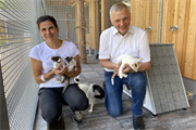 Kathrin Rasser und Josef Schöchl streicheln gerne Katzen. Kathrin Rasser ist Tierärztin und leitet das Tierheim in Bruck. Josef Schöchl hat das Tierheim mit·gegründet.