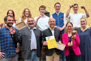 Jubel über den Energy Globe in der Kategorie Jugend. LH-Stv. Martina Berthold gratulierte dem gemeinsamen Team aus Stieglbrauerei, Fachhochschule und HBLA Ursprung.