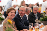 Landeshauptmann Wilfried Haslauer und die Landtagspräsidentin Brigitta Pallauf feierten beim Fest zu 100 Jahren Krankenhaus der Barmherzigen Brüder mit.