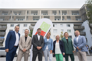 22 neue Wohnungen sind mittels Nachverdichtung in Taxham entstanden. LR Martin Zauner mit Vertretern der Landeshauptstadt sowie den Geschäftsführern von "Die Salzburg".