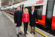 LR Stefan Schnöll, ÖSV-Präsidentin Roswitha Stadlober und Johannes Gfrerer (GF Salzburg Verkehr) haben ein Paket zur Gratis-Anreise mit Bus und Bahn zum Dreikönigsspringen in Bischofshofen geschnürt.