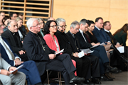 LR Daniela Gutschi, im Bild mit Erzbischof Franz Lackner, betonte beim Fortbildungstag der katholischen Privatschulen die hohe Qualität und große Beliebtheit dieser Institutionen.