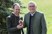 Beim Eierpecken und im Regal: Das Ei aus dem Salzburger Land gewinnt immer. Im Bild LR Josef Schwaiger mit Christoph Buttenhauser auf dessen Hühnerbauernhof in Obertrum.