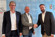 LH-Stv. Stefan Schnöll mit Johannes Gfrerer (GF SVV) und Friedrich Schinagl (vida) nach der Einigung auf das Maßnahmenpaket für Buslenker.