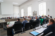 Die Ausschuss·sitzung vom Landtag findet im Sitzungs·saal vom Landtag statt.