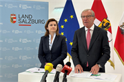 LH Wilfried Haslauer und LH-Stv. Marlene Svazek präsentierten den Landeshaushalt 2024, der mehr als 4 Milliarden Euro umfasst.