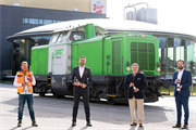 Das Land fördert beim Gütertransport den Umstieg auf die Schiene. Anschlussbahnen von Unternehmen – im Archivbild LH-STv. Stefan Schnöll beim modernisierten Betriebsgleis der Stiegl-Brauerei – werden ebenso unterstützt wie der Transport in Einzelwaggons.