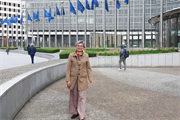 Monika Mosshammer stammt aus Elsbethen und arbeitet seit 27 Jahren in der Europäischen Kommission, hier vor dem Berlaymont-Gebäude im Zentrum des Brüsseler EU-Viertels.